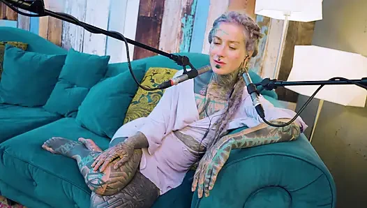 Ich spreche über B - Bordem - ASMR podcast SFW spricht goth dünnes mädchen dreadlocks tattoo model inked mädchen