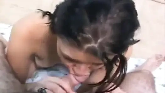 Порно ботан: Amber делает минет