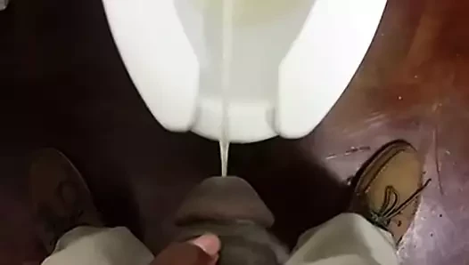 Büyük çük pissing
