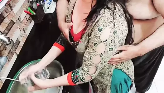 Un beau-fils indien boit du lait aux gros seins de sa belle-mère puis la baise dans son gros cul avec un audio clair en hindi