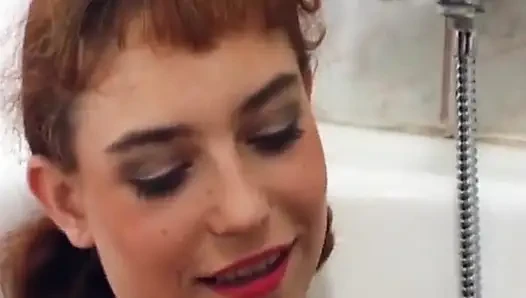 Süßes teen aus deutschland wurde in der badewanne gefickt