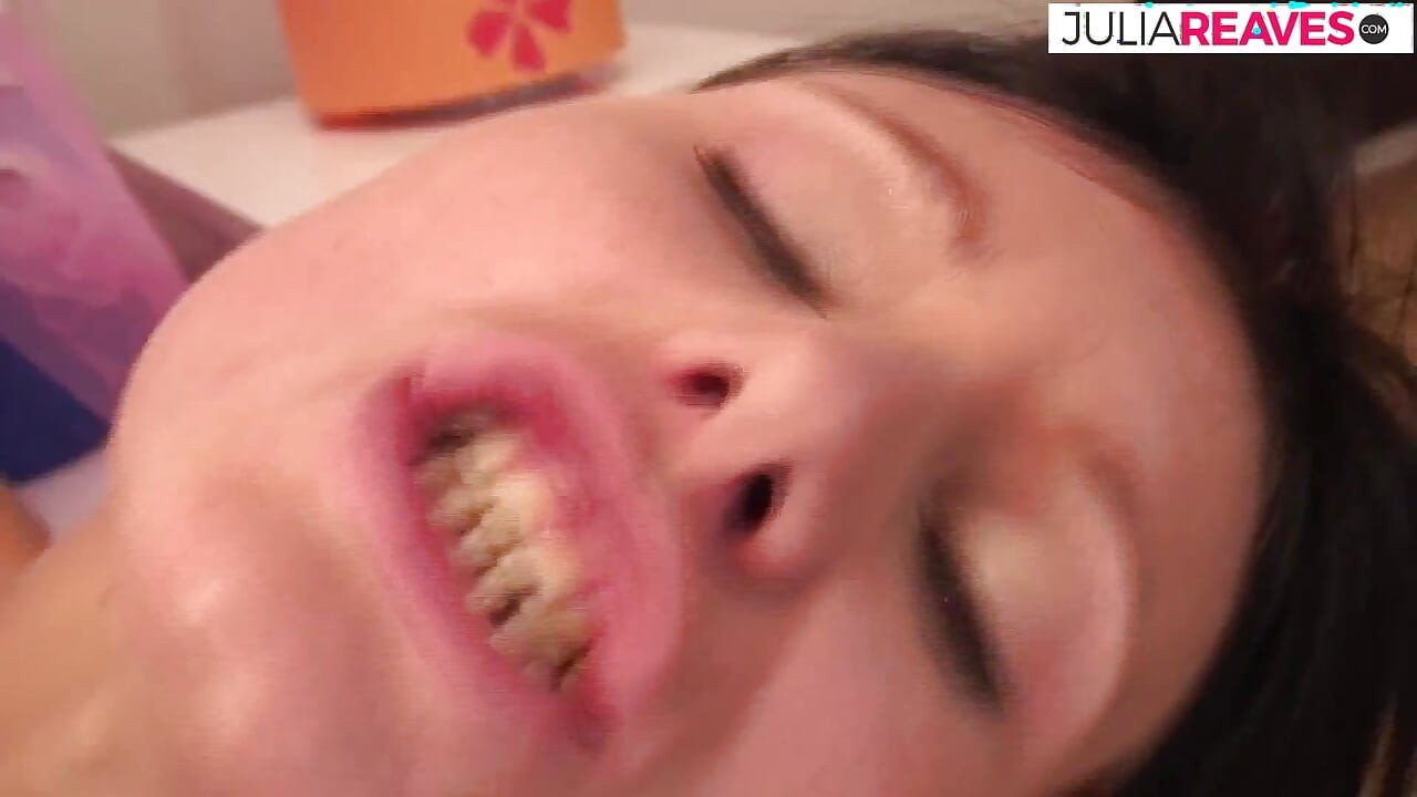 Tatlı memeli sıska esmer amına masaj yaptırıyor ve yarağını derine sokuyor