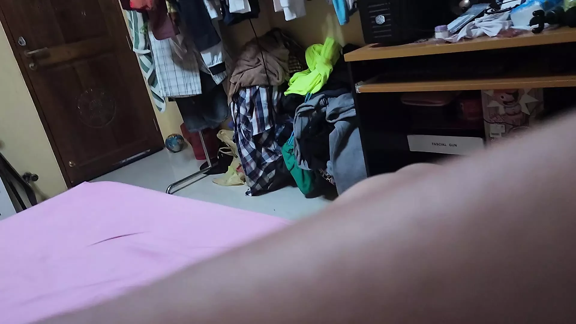 我看到一个肌肉发达的黑人女人，所以我撸管了起来。