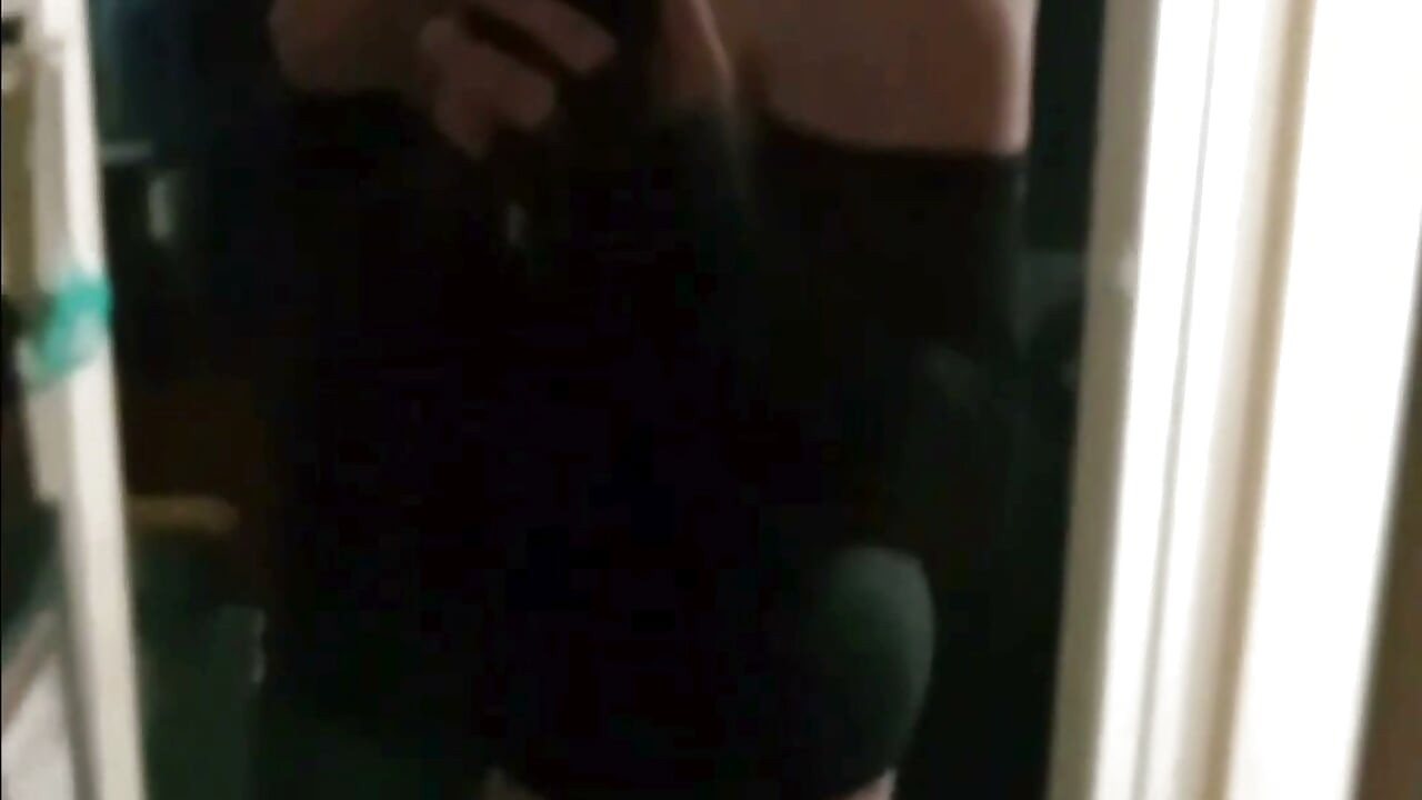 "Pelirroja de culo grueso en pantalones rosas ajustados en el espejo del baño"