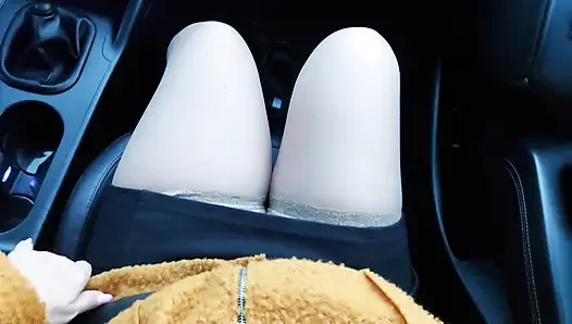 Reife frau in nylonstrümpfen neckt taxifahrer morgens auf dem weg zum büro