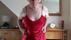 Kathy dalam pakaian malam merah suteranya