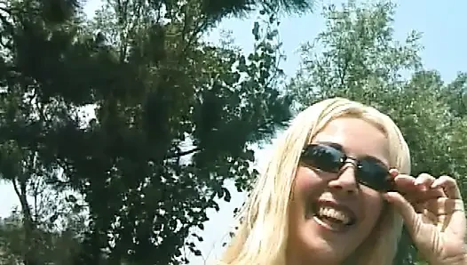 Schamlose blonde schlampe hat solo-sex im wald