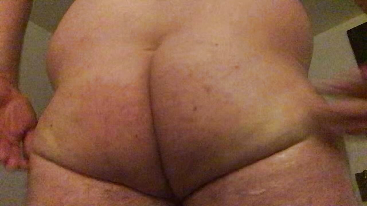 Naked Chub Shakes and Jiggles His Big Fat Oiled Up Ass in Slow Motion