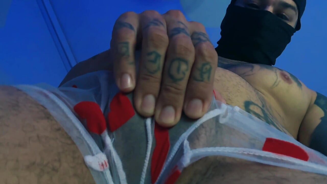 巨大的恶魔让自己在玩弄他的屁股时被娇小的人监视