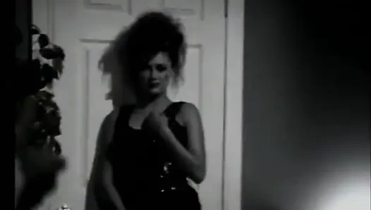 Zinde büyük memeli orta yaşlı seksi kadın büyük yaraklı kocası tarafından sert sikiliyor