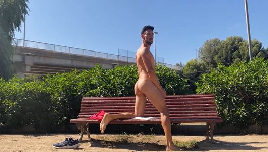 Un homme au corps parfait nu sur un banc public