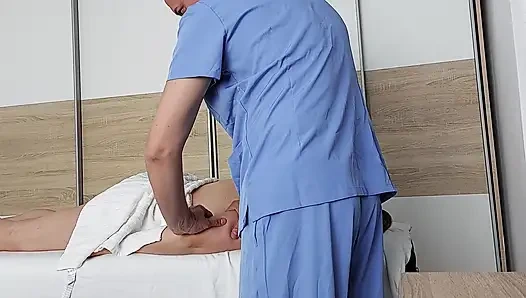 Sie hatte nicht erwartet, während der massage Sex mit ihrem therapeuten zu haben. Untreue ehefrau genießt den männlichen masseur.