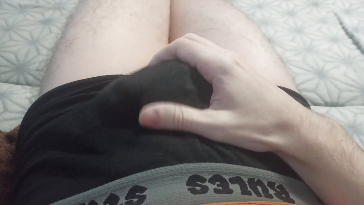 Frotter la bite en sous-vêtements - éjac énorme dans mon pantalon