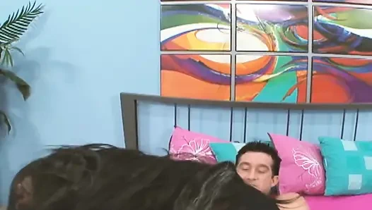 Сцена с большой грудью красотки-4_Busty черная женщина в сексуальном нижнем белье занимается межрасовым сексом