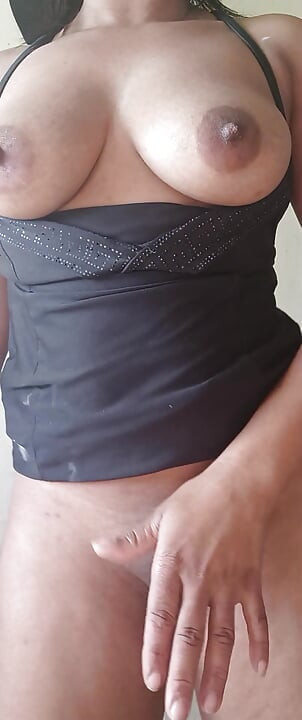 火辣調皮的黑髮女郎取悅自己。
