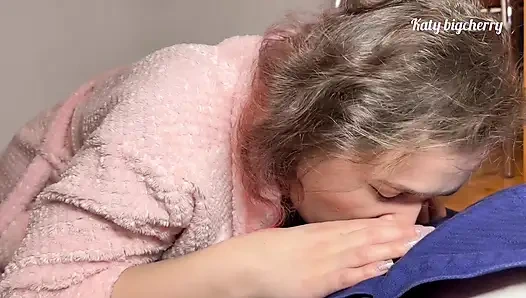 Menelepon tukang ledeng untuk memperbaiki wastafelku, dia malah ngentot pantatku