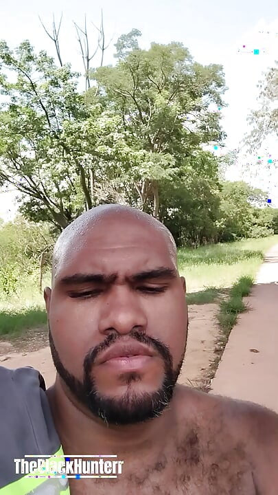 下班回来后，我停下来撒尿，最后在街上脱掉了我所有的衣服