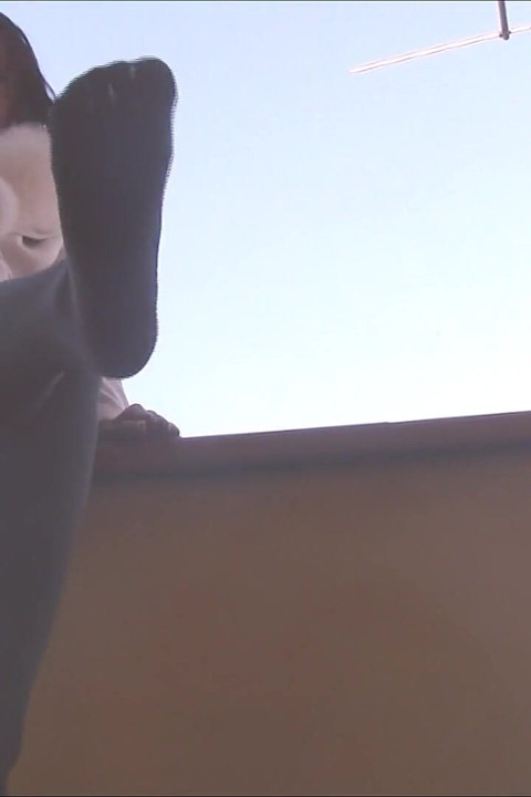 Dangling trong quần tất màu xám và căn hộ ba lê với dây xích