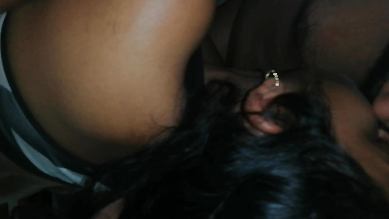 O pau gigantesco do sogro fica sob seu sarom para enteada