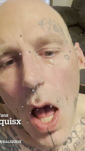 Une bombasse tatouée reçoit une énorme dose sur le visage