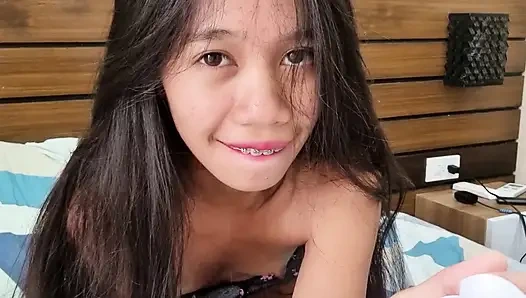 Горничная нюхает трусики моей падчерицы