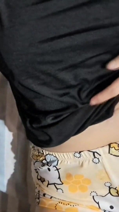 मेरे सौतेले पिता मेरे अमीर स्तनों को छूते हैं | क्लिप 1