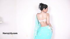 Istri India payudara besar dalam tarian sari di lagu bollywood menelanjangi kamera