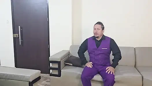 Güzel, büyük götlü üvey anneme sikimi emdiriyorum ve onu evdeki kanepede prezervatifsiz sikiyorum