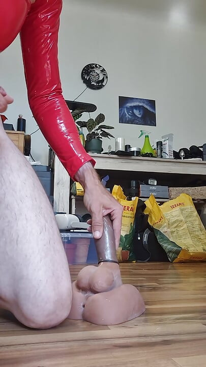 Å ri på en dildo og ejakulere