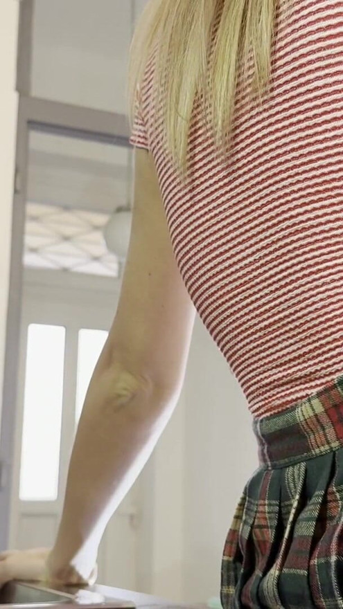 超火辣美麗的新婚妻子在迷你大學裙下脫下G弦牙線丁字褲，露出陰部和屁股 | 短片 1