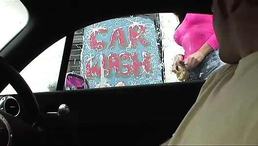 Sex in der autowäsche mit einer brünetten schlampe in sexy rosa netzstrümpfen