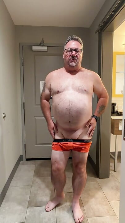 Luvbennude가 옷을 벗고 샤워를 한다