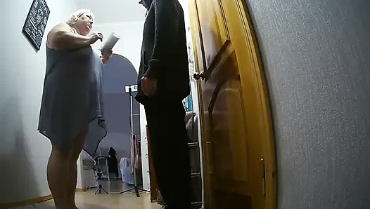 Kurir ngentot mulut dan memeknya gaya doggy