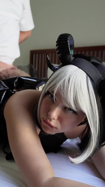 Spektakulärt ögonblick från "Knullade cosplayers styvsyster."