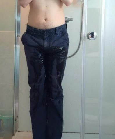 ズボンにおしっこをする男