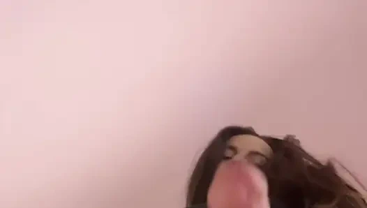 Sahibe Kate takma yarakla götünü temiz tutuyor ve ağzını açıyor