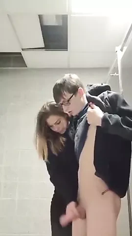 在他的第一个女友手淫后快速射精