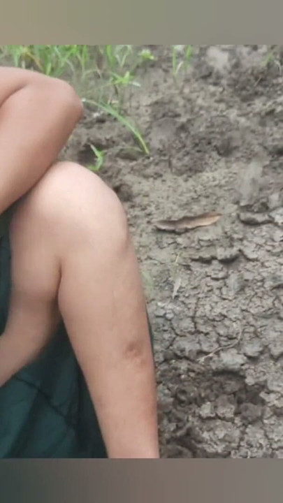 In the open forest, the sister-in-law of the village is showing pussy to the brother-in-law to fuck the ass by cutting the fodder and urinating in the pussy. | Clip 1