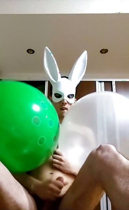 Bunny Looner Φουσκώνει Μεγάλα Μπαλόνια Ενώ Αυνανίζεται Σε Ζωντανή Μετάδοση