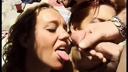 Kontol cowok berengsek ini disepong sama dua cewek nakal