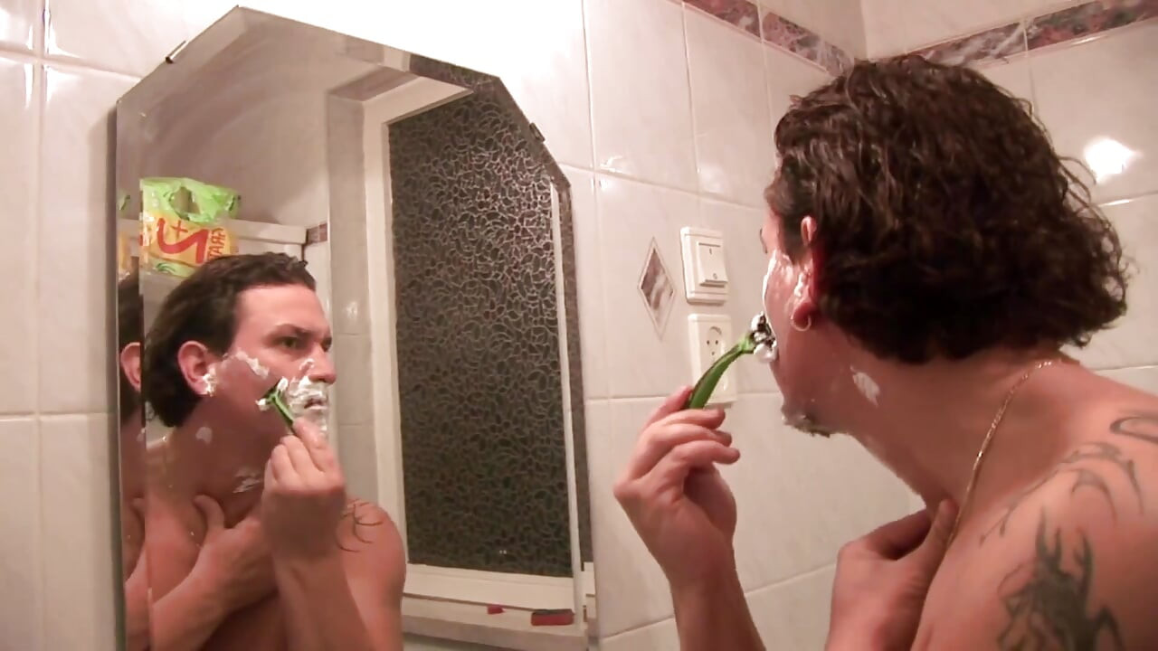 Awek berbulu dicukur pepeknya dan dikongkek