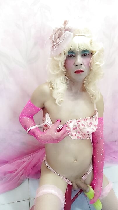 Oanh Le transgender wearing sexy lingerie porn avalanche using new technology