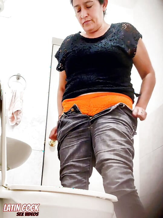 YOUNG MOTHER SHOWS OFF HER HAIRY PUSSY IN THE BATHROOM