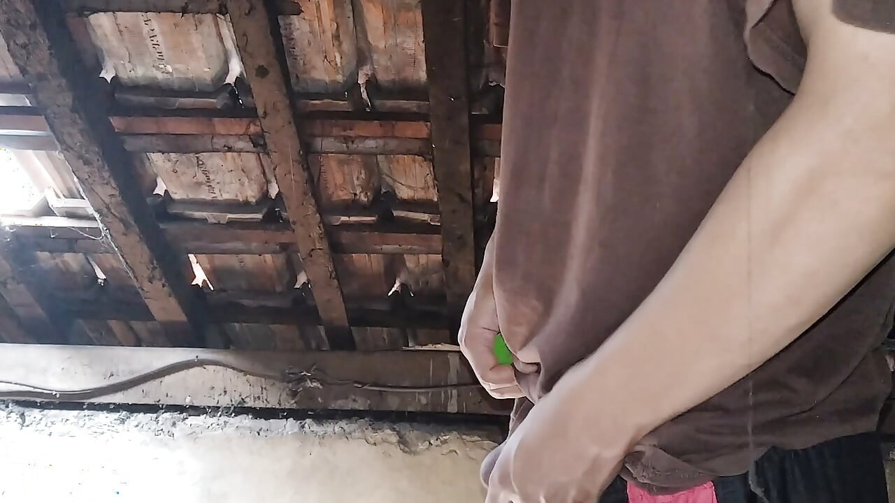 Masturbasi di loteng rumahmu sendiri