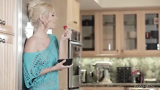Крошки - когда вы увидите Aaliyah Love кормит свою подругу Alyssa Reece Strawberries