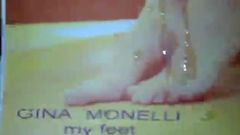 Eerbetoon aan de voeten van Gina Monellis