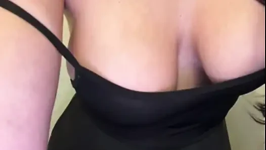 Stiefmutter mit dicken titten liebt es, zwei dildos zu lutschen