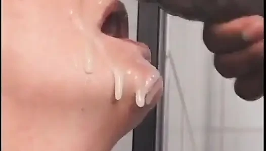 Cewek pirang dewasa yang haus kontol bercurang dengan semua pengunjung kamar mandi