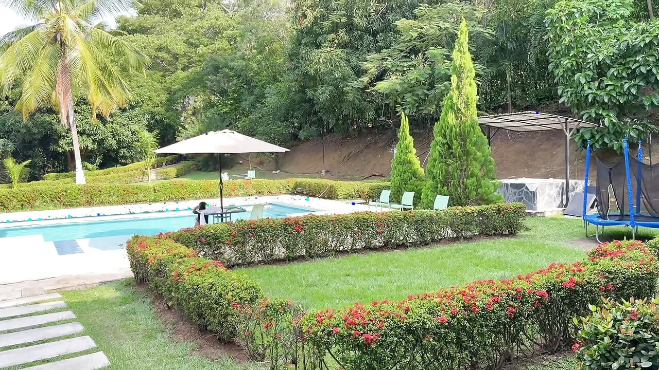 Muskulöser Italiener Begleitet Mich Und Fickt Mich Im Pool, Während Sein Freund Masturbiert Und Uns Beobachtet