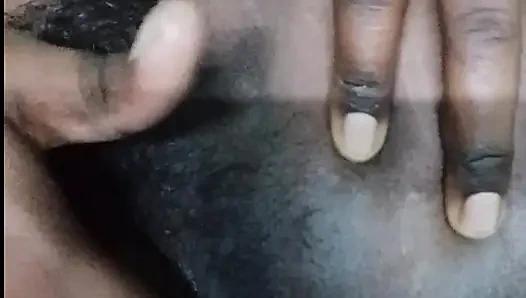 Ibu tiri india lagi asik fingering dan pamer susunya ke toketnya